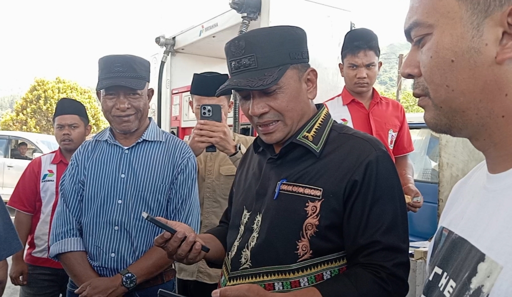 Wakil Bupati Kabupaten Aceh Tengah Berkomunikasi dengan pertamina Parta niaga loksumawe pastikan pasokan BBM aman (Foto TribuneIndonesia/Erwin) 