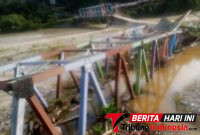 Foto : Kendati membahayakan dan mengancam pemukiman warga, terutama saat debit air bertambah. Namun, puing Jembatan rangka baja Mbarung masih dibiarkan berada di tengah aliran sungai Alas Aceh Tenggara. (Abdul ganigasek.).