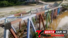Foto : Kendati membahayakan dan mengancam pemukiman warga, terutama saat debit air bertambah. Namun, puing Jembatan rangka baja Mbarung masih dibiarkan berada di tengah aliran sungai Alas Aceh Tenggara. (Abdul ganigasek.).