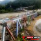 Foto : Kendati membahayakan dan mengancam pemukiman warga, terutama saat debit air bertambah. Namun, puing Jembatan rangka baja Mbarung masih dibiarkan berada di tengah aliran sungai Alas Aceh Tenggara. (Abdul ganigasek.).