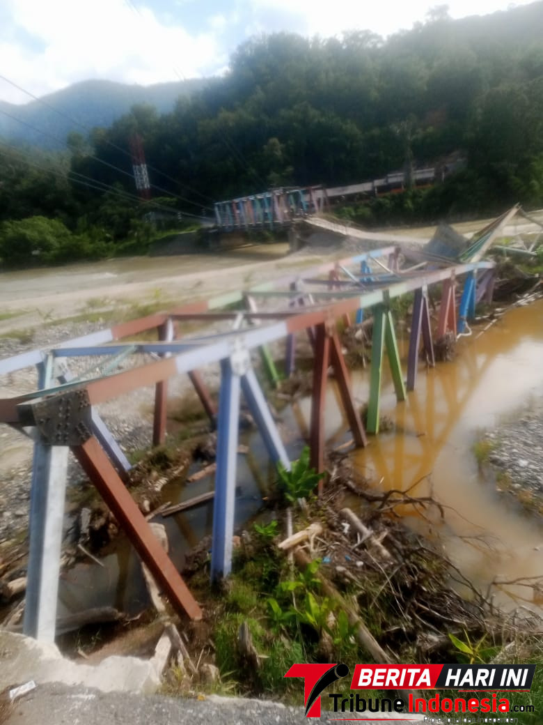 Foto : Kendati membahayakan dan mengancam pemukiman warga, terutama saat debit air bertambah. Namun, puing Jembatan rangka baja Mbarung masih dibiarkan berada di tengah aliran sungai Alas Aceh Tenggara. (Abdul ganigasek.).