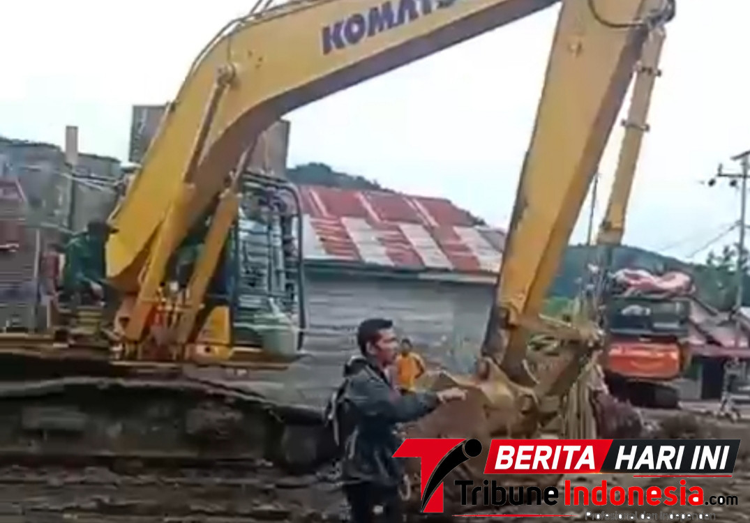 Ekskavator menuju Dusun Semelit untuk Membuka Lahan Perkebunan (foto ist) 