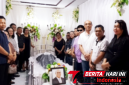 ‎Walikota Bitung Hengky Honandar, S.E, saat melayat di rumah duka. (Ft.ist)
‎
‎