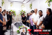 Walikota Bitung Hengky Honandar, S.E, saat melayat di rumah duka. (Ft.ist)
