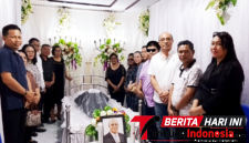 Walikota Bitung Hengky Honandar, S.E, saat melayat di rumah duka. (Ft.ist)
