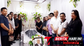 ‎Walikota Bitung Hengky Honandar, S.E, saat melayat di rumah duka. (Ft.ist)
‎
‎