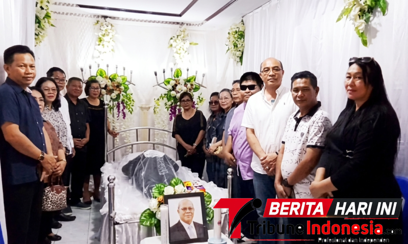 ‎Walikota Bitung Hengky Honandar, S.E, saat melayat di rumah duka. (Ft.ist)
‎
‎