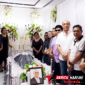 ‎Walikota Bitung Hengky Honandar, S.E, saat melayat di rumah duka. (Ft.ist)
‎
‎