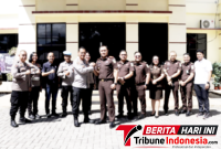 Kapolres Bitung, AKBP Arie Sulistyo Nugroho, S.I.K., M.H., berjabatangan dengan Kajari Bitung, Erwin Widihantono, S.H., M.H., 