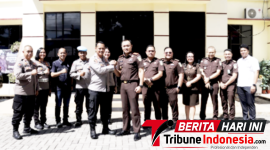 Kapolres Bitung, AKBP Arie Sulistyo Nugroho, S.I.K., M.H., berjabatangan dengan Kajari Bitung, Erwin Widihantono, S.H., M.H., 