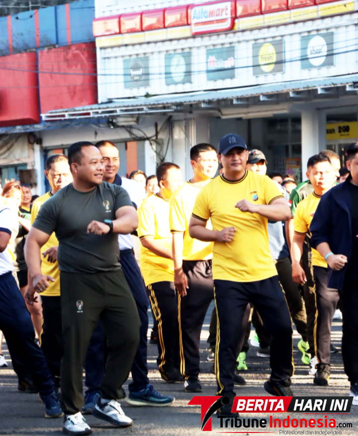 ‎Kapolres Bitung AKBP Arie Sulistyo Nugroho, S.H., S.I.K., M.H. bersama Dandim 1310/Bitung,Letkol Inf Dewa Made D.J., saat memimpin Olahraga Bersama TNI–Polri dan Forkopimda Kota Bitung di kawasan Pusat Kota. (Ft.ist)
‎