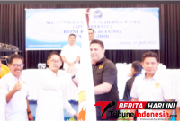 ‎Ketua terpilih Koni Bitung periode 2026-2030 Hengky Honandar saat menerima Pataka pada kegiatan MUSORKOT KONI Kota Bitung 2026. (Ft.ist)
