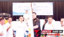 ‎Ketua terpilih Koni Bitung periode 2026-2030 Hengky Honandar saat menerima Pataka pada kegiatan MUSORKOT KONI Kota Bitung 2026. (Ft.ist)