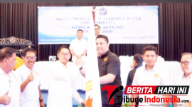 ‎Ketua terpilih Koni Bitung periode 2026-2030 Hengky Honandar saat menerima Pataka pada kegiatan MUSORKOT KONI Kota Bitung 2026. (Ft.ist)