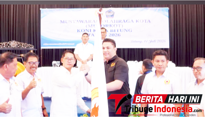 ‎Ketua terpilih Koni Bitung periode 2026-2030 Hengky Honandar saat menerima Pataka pada kegiatan MUSORKOT KONI Kota Bitung 2026. (Ft.ist)