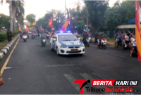 ‎Mobil patroli Polres Bitung lakukan pengawalan massa nobar. (Ft.ist)
