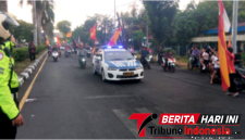 Mobil patroli Polres Bitung lakukan pengawalan massa nobar. (Ft.ist)