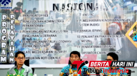 Walikota Bitung Hengky Honandar, S.E., (kanan) mendampingi Gubernur Sulut Yulius Selvanus, S.E., (tengah) (Ft. Ist)