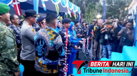 ‎Dankodaeral VIII didampingi Ketua Daerah Kodaeral VIII Gabungan Jalasenastri Koarmada RI, Ny. Emy Dery Triesananto, Saat gunting Pita. (Ft. talia)