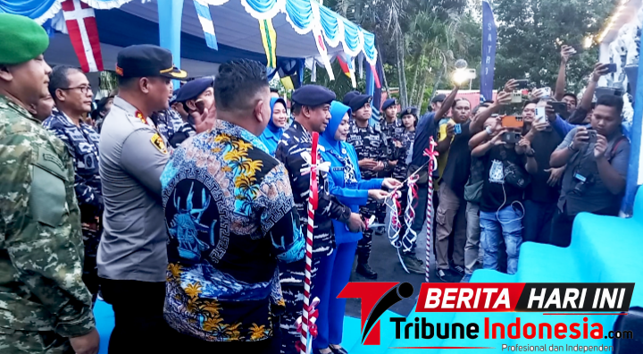 ‎Dankodaeral VIII didampingi Ketua Daerah Kodaeral VIII Gabungan Jalasenastri Koarmada RI, Ny. Emy Dery Triesananto, Saat gunting Pita. (Ft. talia)