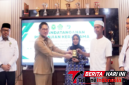 ‎Wlikota Bitung Hengky Honandar, S.E, saat menyerahkan Buku Nikah kepada Pasutri di dampingi Kakan Kemenag Bitung, H. Yahya W. Pasiak, S.Ag., M.M (Ft. Ist)