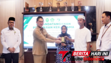 Wlikota Bitung Hengky Honandar, S.E, saat menyerahkan Buku Nikah kepada Pasutri di dampingi Kakan Kemenag Bitung, H. Yahya W. Pasiak, S.Ag., M.M (Ft. Ist)