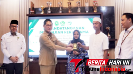 ‎Wlikota Bitung Hengky Honandar, S.E, saat menyerahkan Buku Nikah kepada Pasutri di dampingi Kakan Kemenag Bitung, H. Yahya W. Pasiak, S.Ag., M.M (Ft. Ist)