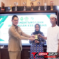 ‎Wlikota Bitung Hengky Honandar, S.E, saat menyerahkan Buku Nikah kepada Pasutri di dampingi Kakan Kemenag Bitung, H. Yahya W. Pasiak, S.Ag., M.M (Ft. Ist)