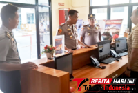 ‎Kapolres Bitung AKBP Arie Sulistyo Nugroho, S.I.K., M.H., saat mendatangi SPKT, di dampingi Kabag Ops, AKP Novrianto Sadia. (Ft. Ist)
‎