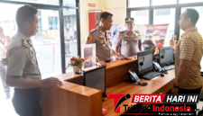 ‎Kapolres Bitung AKBP Arie Sulistyo Nugroho, S.I.K., M.H., saat mendatangi SPKT, di dampingi Kabag Ops, AKP Novrianto Sadia. (Ft. Ist)
‎