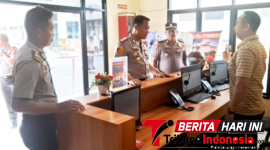 ‎Kapolres Bitung AKBP Arie Sulistyo Nugroho, S.I.K., M.H., saat mendatangi SPKT, di dampingi Kabag Ops, AKP Novrianto Sadia. (Ft. Ist)
‎
