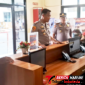 ‎Kapolres Bitung AKBP Arie Sulistyo Nugroho, S.I.K., M.H., saat mendatangi SPKT, di dampingi Kabag Ops, AKP Novrianto Sadia. (Ft. Ist)
‎