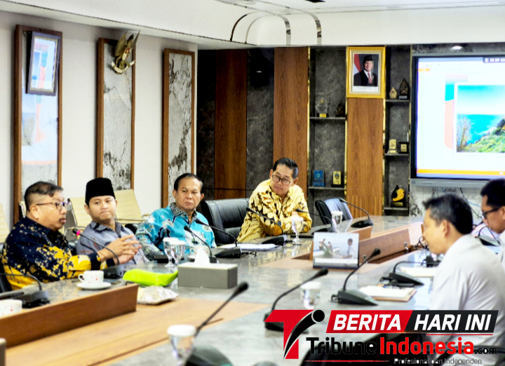 ‎Walikot Bitung, Hengky Honandar, S.E, saat diruang Rapat, Biro Perencanaan Kementerian Kelautan dan Perikanan. (Ft. Ist)