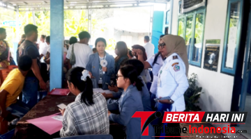 ‎Lurah Wangurer, Sitti Mariam Lariha, S.ST saat memantau jalannya pelaksanaan Tim Kemenkumham. (Ft. talia)