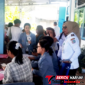 ‎Lurah Wangurer, Sitti Mariam Lariha, S.ST saat memantau jalannya pelaksanaan Tim Kemenkumham. (Ft. talia)