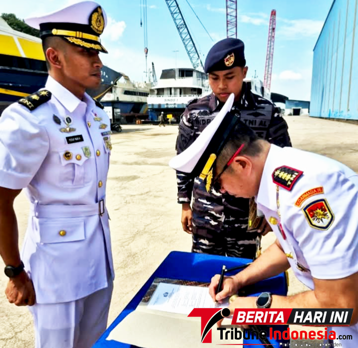 ‎Dansatrol Kodaeral VIII, Kolonel Laut (P) Marvill Marfel Frits E.D., S.E., M.Tr.Hanla., CRMP, Saat penandatangan Sertijab di Kep. Batam. (Dok. Istimewa)
‎