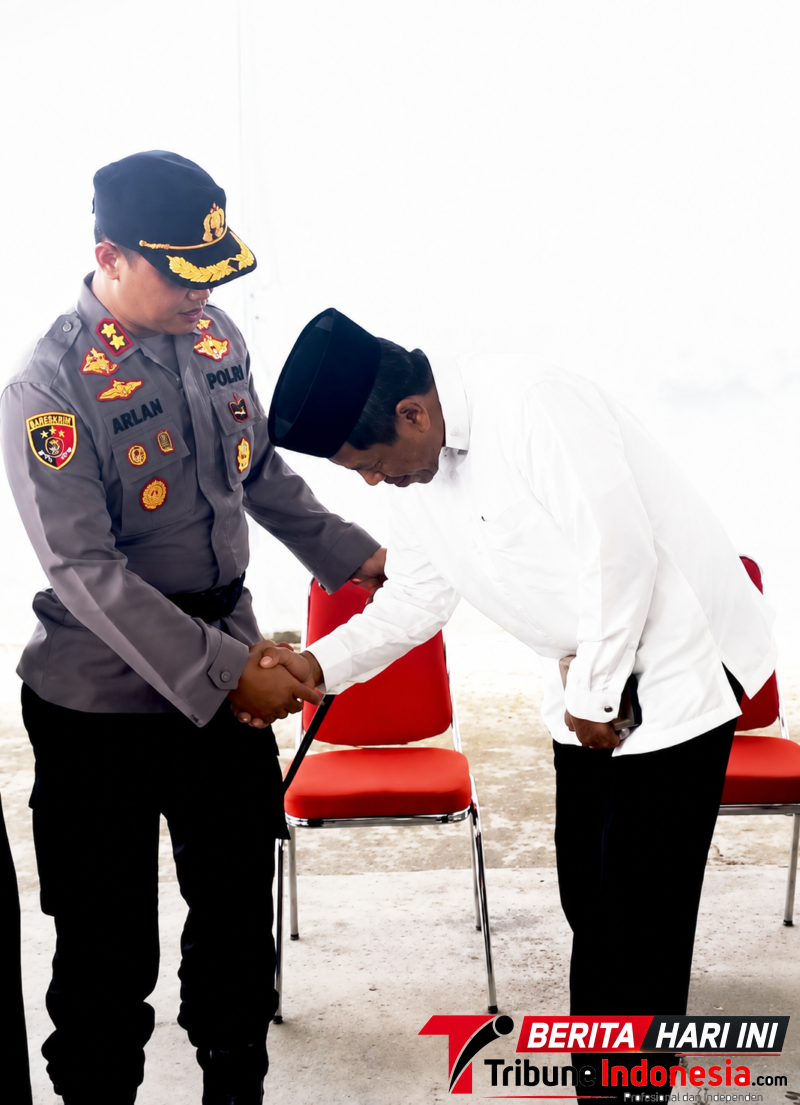 Imam Mesjid Al Muttaqin Girian Weru saat bersalaman dengan Kapolres Bitung, AKBP Arie Sulistyo Nugroho, S.I.K., M.H., (Ft. talia)