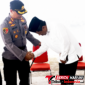 Imam Mesjid Al Muttaqin Girian Weru saat bersalaman dengan Kapolres Bitung, AKBP Arie Sulistyo Nugroho, S.I.K., M.H., (Ft. talia)