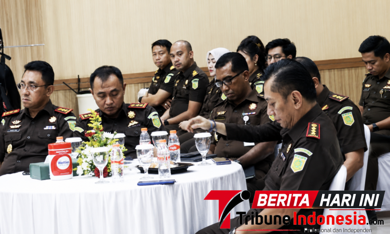 ‎Kejari Bitung, Erwin Widihantono, S.H., M.H., (tengah), saat menghadiri Focus Group Discussion (FGD) di Aula Kejati Sulut. (Dok. Istimewa)