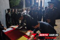 Walikota Bitung, Hengky Honandar, S.E., bersama Dandim 1310/Bitung, saat melakukan penandatanganan di TMP. (Dok. Istimewa)
