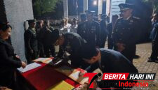 Walikota Bitung, Hengky Honandar, S.E., bersama Dandim 1310/Bitung, saat melakukan penandatanganan di TMP. (Dok. Istimewa)
