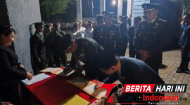 ‎Walikota Bitung, Hengky Honandar, S.E., bersama Dandim 1310/Bitung, saat melakukan penandatanganan di TMP. (Dok. Istimewa)
‎