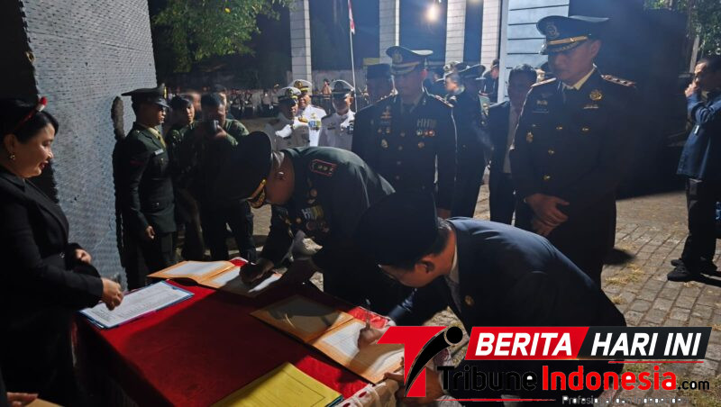 ‎Walikota Bitung, Hengky Honandar, S.E., bersama Dandim 1310/Bitung, saat melakukan penandatanganan di TMP. (Dok. Istimewa)
‎