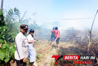 ‎Personel Polsek Ranowulu Polres Bitung, beserta tim gabungan berada di lokasi kebakaran. (Dok. Istimewa)