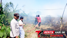 Personel Polsek Ranowulu Polres Bitung, beserta tim gabungan berada di lokasi kebakaran. (Dok. Istimewa)