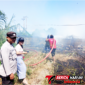 ‎Personel Polsek Ranowulu Polres Bitung, beserta tim gabungan berada di lokasi kebakaran. (Dok. Istimewa)
