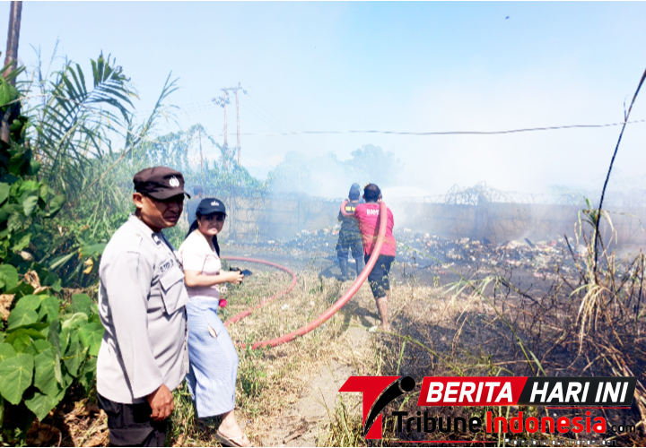 ‎Personel Polsek Ranowulu Polres Bitung, beserta tim gabungan berada di lokasi kebakaran. (Dok. Istimewa)