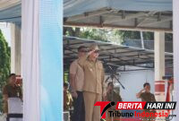 ‎Wali Kota Bitung, Hengky Honandar, S.E, saat memimpin jalannya apel di lapangan Pemkot Bitung. (Dok. Istimewa)