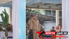Wali Kota Bitung, Hengky Honandar, S.E, saat memimpin jalannya apel di lapangan Pemkot Bitung. (Dok. Istimewa)