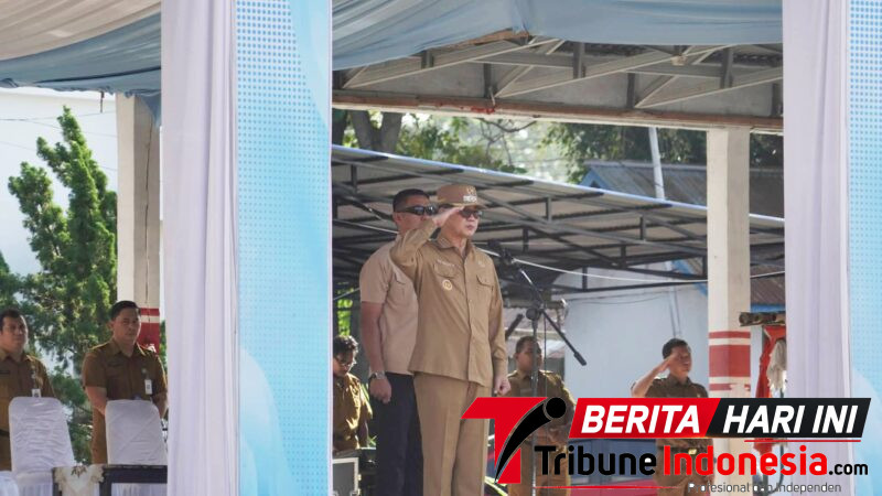 ‎Wali Kota Bitung, Hengky Honandar, S.E, saat memimpin jalannya apel di lapangan Pemkot Bitung. (Dok. Istimewa)